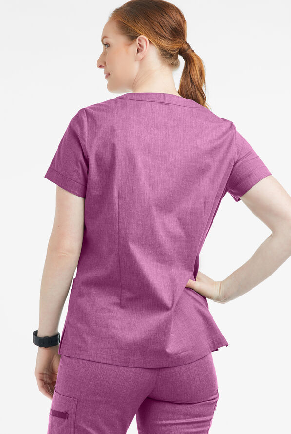 Blusa m&eacute;dica UA Butter-Soft STRETCH con cuello con muesca y 4 bolsillos para mujer - Berry Wine Heather - 3