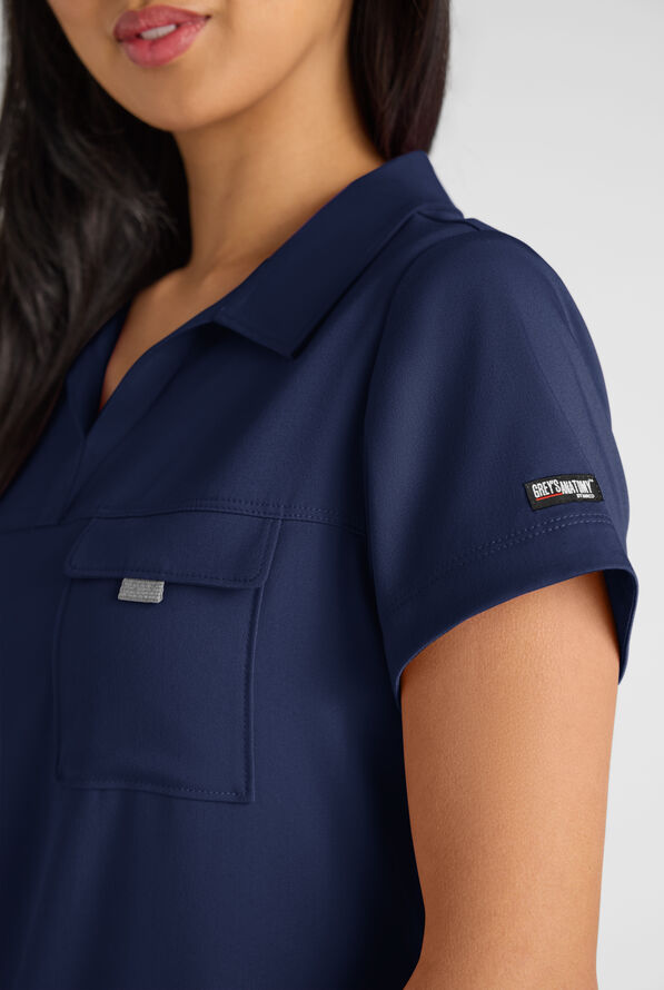 Blusa médica Grey's Anatomy by Barco Emerge Emery STRETCH con cuello en V tipo camisero y 3 bolsillos para mujer - Indigo - 2
