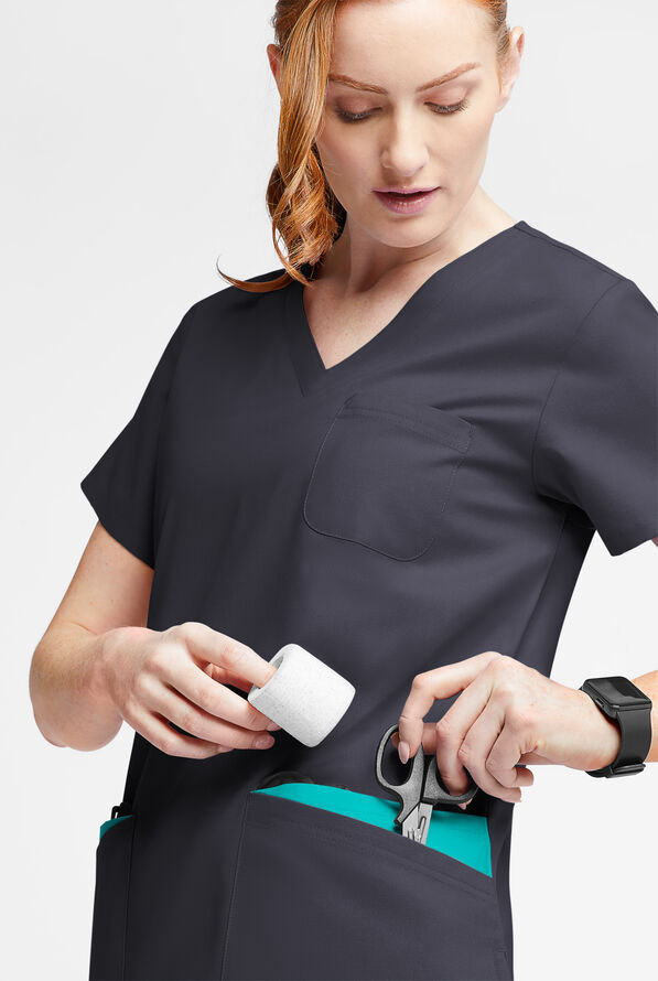 Blusa m&eacute;dica Butter-Soft Originals con cuello en V curvo y 7 bolsillos para mujer - Pewter/Teal - 4