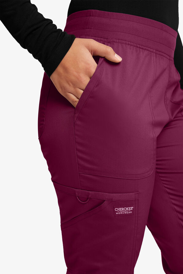 Pantal&oacute;n m&eacute;dico Cherokee Workwear Revolution STRETCH estilo cargo jogger con 5 bolsillos para mujer - Petite - Wine - 3