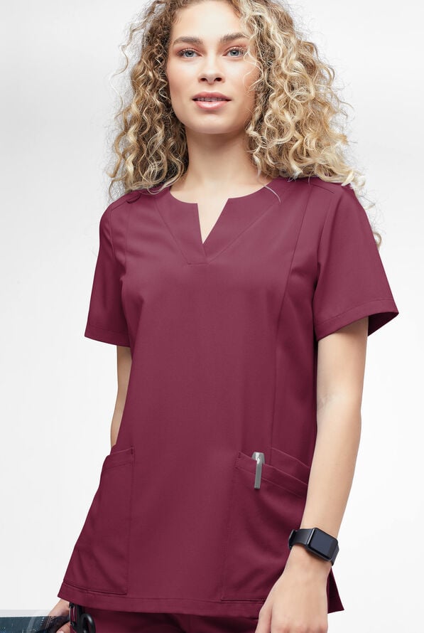 Blusa m&eacute;dica Easy STRETCH Chrisette de corte moderno con 4 bolsillos y escote femenino para mujer - Wine - 2