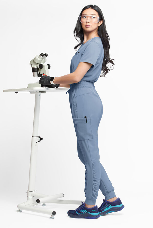 Pantalón médico WhisperLite Calla Petite estilo cargo con pierna fruncida y 6 bolsillos para mujer - Indigo Batik - 6