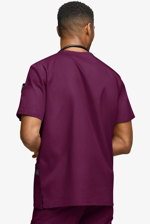 Camisa m&eacute;dica UA Butter-Soft STRETCH con cuello en V y 6 bolsillos para hombre - Wine - 4