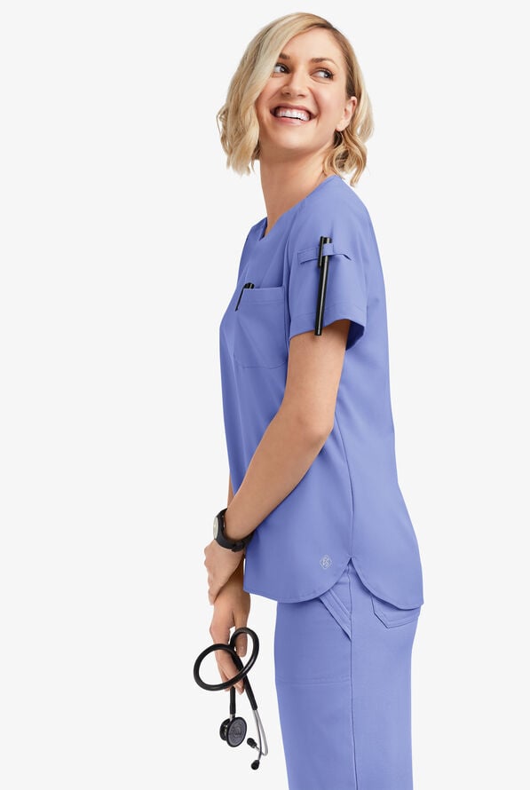 Blusa m&eacute;dica Easy STRETCH Nikki con cuello festoneado y 1 bolsillo para mujer - Ceil Blue - 2