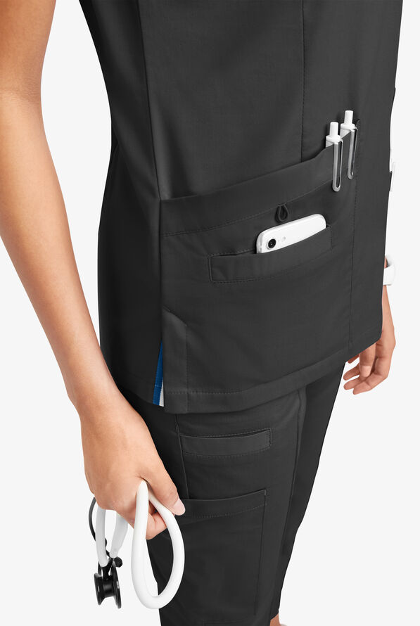 Blusa m&eacute;dica UA Butter-Soft STRETCH con cuello en V con ribete deportivo y 5 bolsillos para mujer - Black - 3