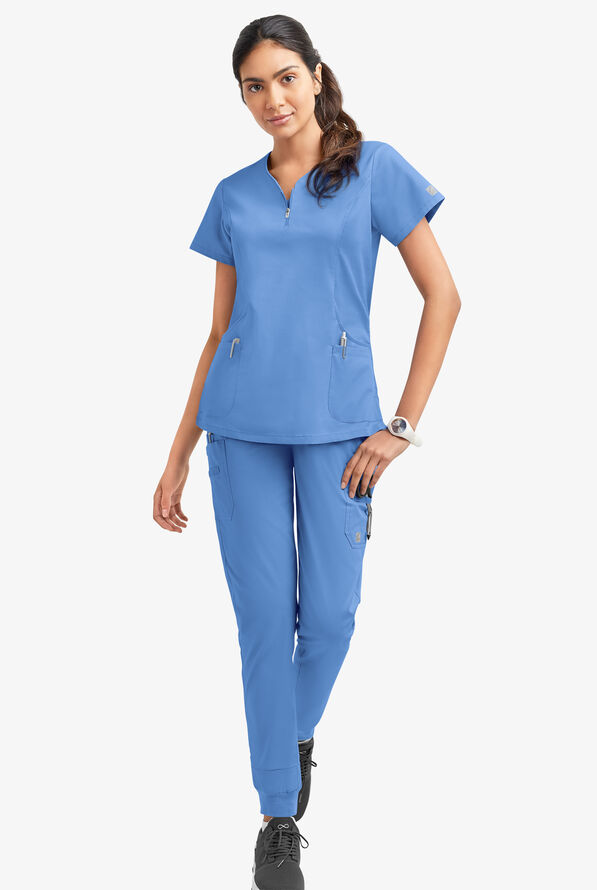 Blusa m&eacute;dica UA Butter-Soft STRETCH con cremallera en el cuello curvo y 4 bolsillos para mujer - Ceil Blue - 2