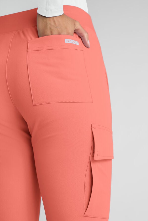 Pantal&oacute;n m&eacute;dico ReSurge Avon estilo cargo con piernas acampanadas y 7 bolsillos para mujer - Chilled Guava - 3