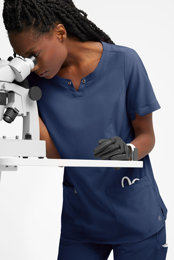 Blusa m&eacute;dica Easy STRETCH Amber con cuello con muesca y 4 bolsillos para mujer - Navy - 5