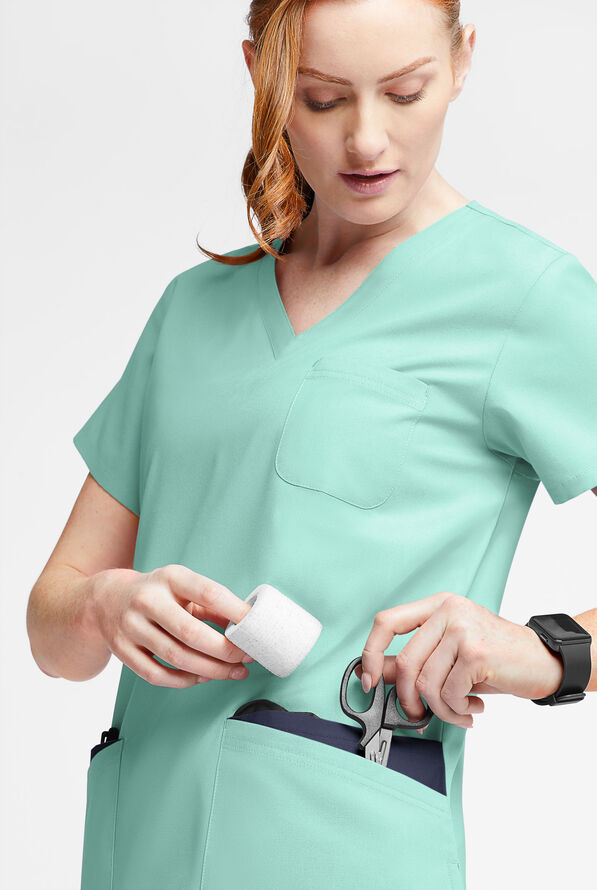 Blusa m&eacute;dica Butter-Soft Originals con cuello en V redondeado y 7 bolsillos para mujer - Water Mint/Navy - 4