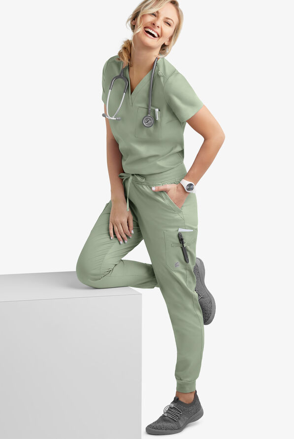 Blusa médica UA Butter-Soft STRETCH con cuello en V y 1 bolsillo para mujer - Sage Green - 2
