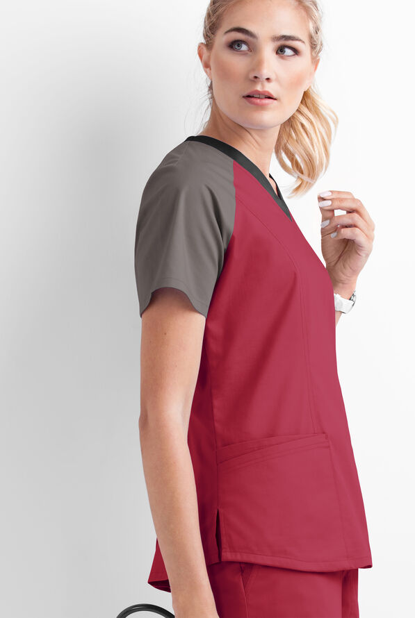 Blusa m&eacute;dica UA Butter-Soft STRETCH Active con bloques de color y 5 bolsillos para mujer - Ruby/Cool Grey/Black - 4