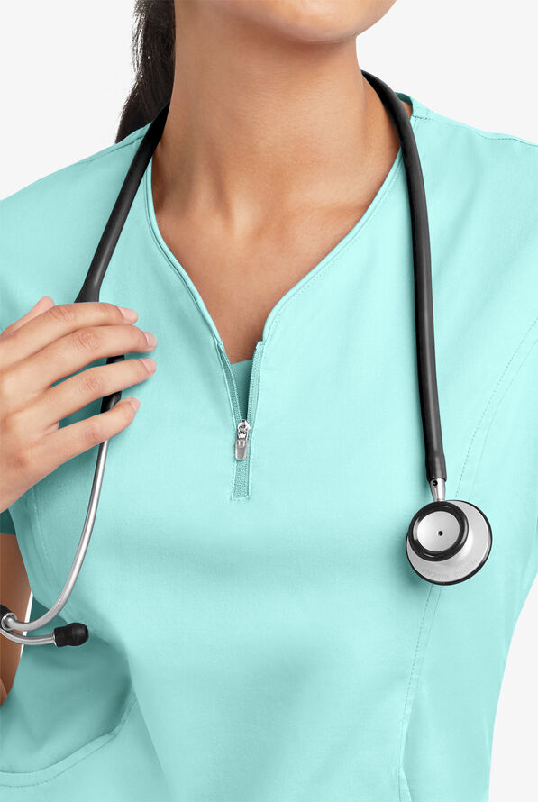 Blusa m&eacute;dica UA Butter-Soft STRETCH con cremallera en el cuello curvo y 4 bolsillos para mujer - Sea Frost - 5