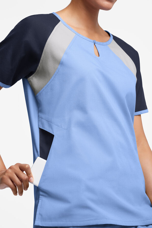 Blusa médica Butter-Soft Originals Tri-Colorblock con cuello ojo de cerradura y 3 bolsillos para mujer - Ceil/Navy/Silver - 2