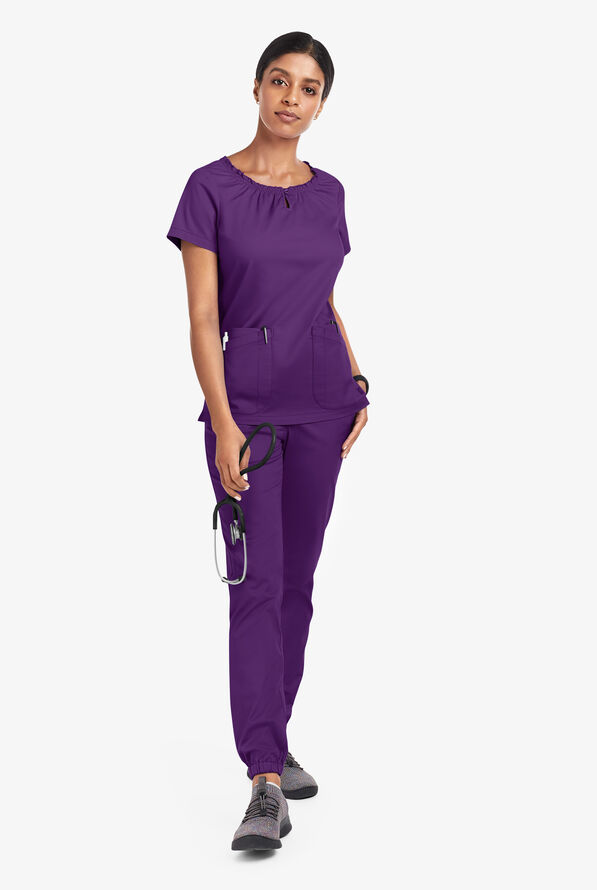 Blusa m&eacute;dica UA Butter-Soft STRETCH estilo campesina con mangas cortas y 6 bolsillos para mujer - Eggplant - 2