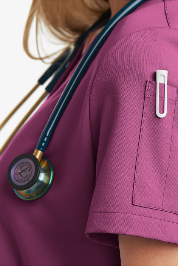 Blusa m&eacute;dica MOVEMENT by Butter-Soft Antares STRETCH con cuello en V y 6 bolsillos para mujer - Cassis Oasis - 7