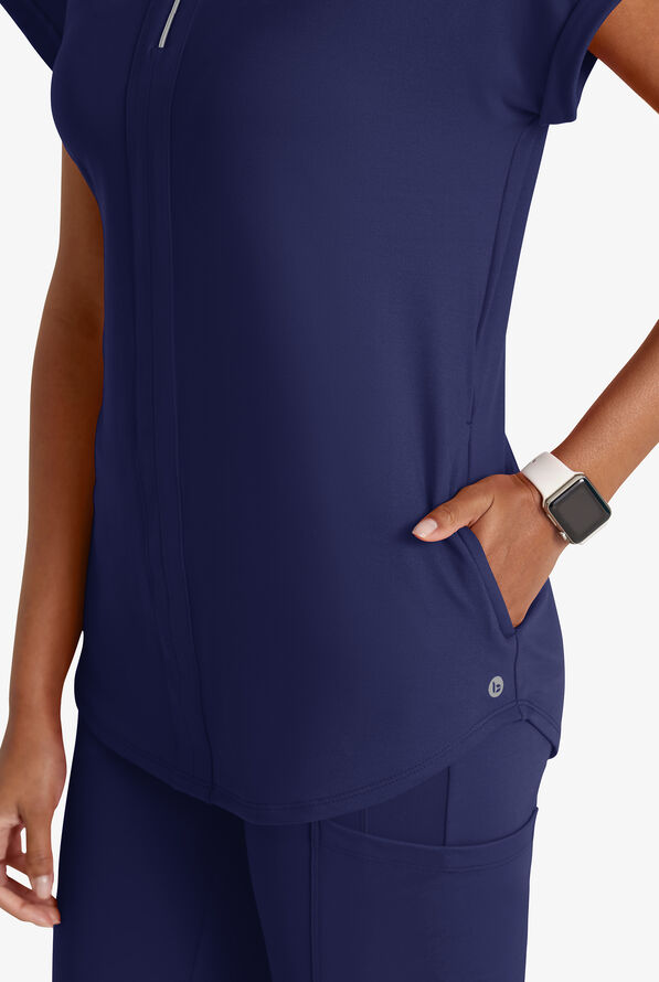 Blusa médica Barco One Performance Knit Engage STRETCH con cremallera en el cuello y 2 bolsillos para mujer - Indigo - 2