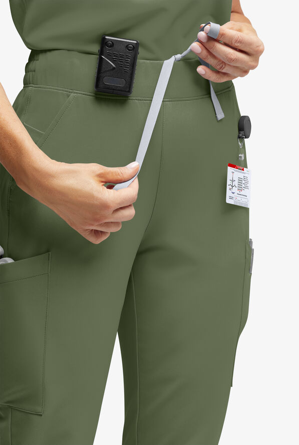 Pantalón médico ReSurge Amber estilo jogger con piernas pitillo y 7 bolsillos para mujer - Light Olive - 3