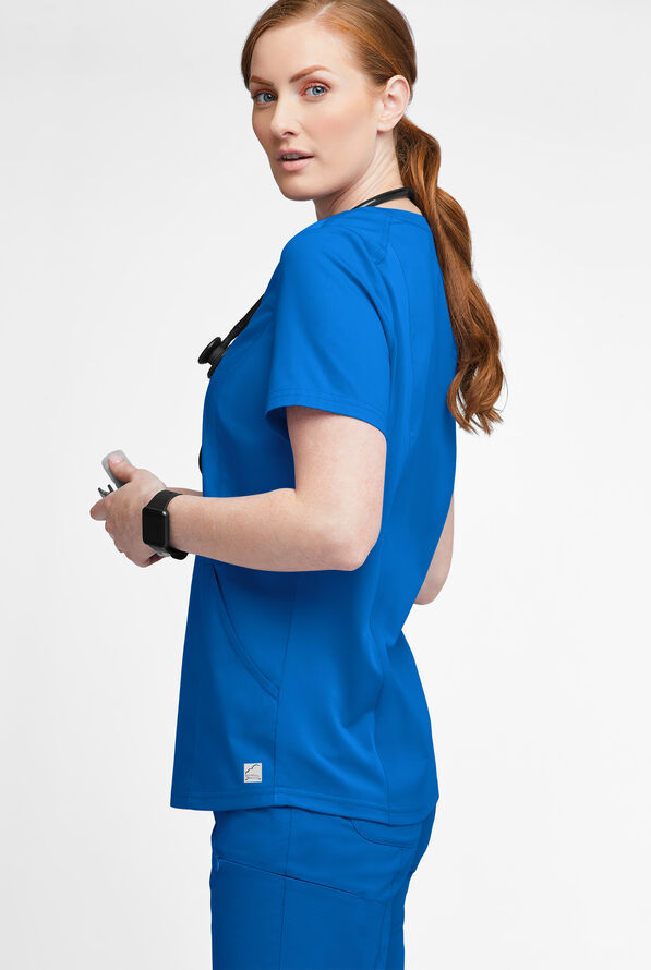 Blusa m&eacute;dica UA Butter-Soft STRETCH con detalle tejido y 3 bolsillos para mujer - Royal - 2