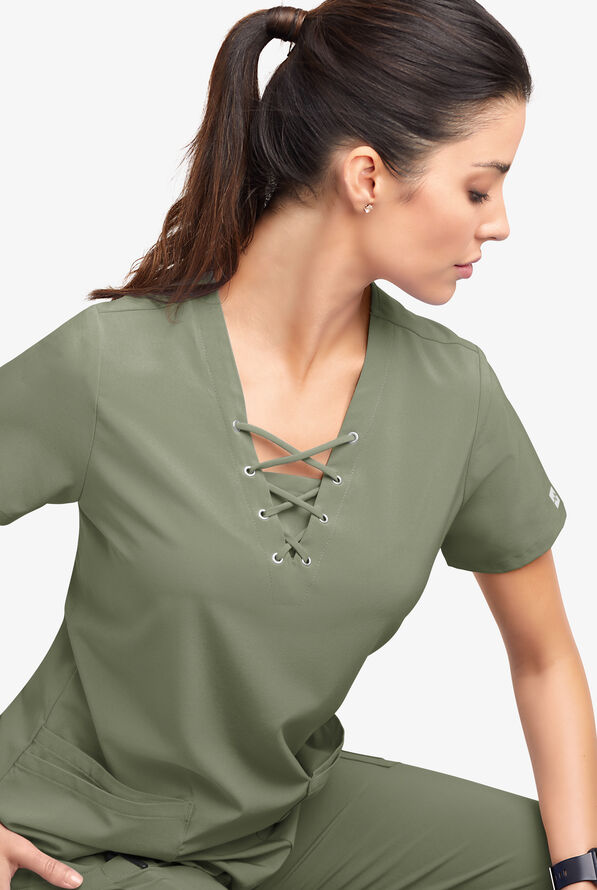 Blusa médica Easy STRETCH Gisele con cordones en el cuello en V y 5 bolsillos para mujer - Olive Leaf - 5