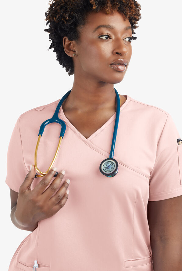 Blusa m&eacute;dica ReSurge by Butter-Soft estilo cruzado con 5 bolsillos para mujer **Ligeramente IRREGULAR** - Sweet Pink - 5