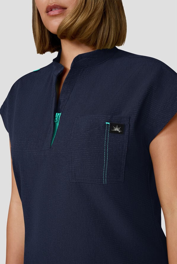 Blusa m&eacute;dica koi Solis Catrin STRETCH con cuello en V con cremallera y tapeta en contraste y 1 bolsillo para mujer - Navy - 4