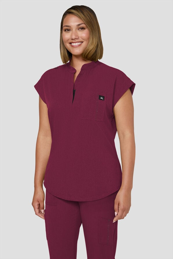 Blusa m&eacute;dica koi Solis Catrin STRETCH con cuello en V con cremallera y tapeta en contraste y 1 bolsillo para mujer - Wine - 2
