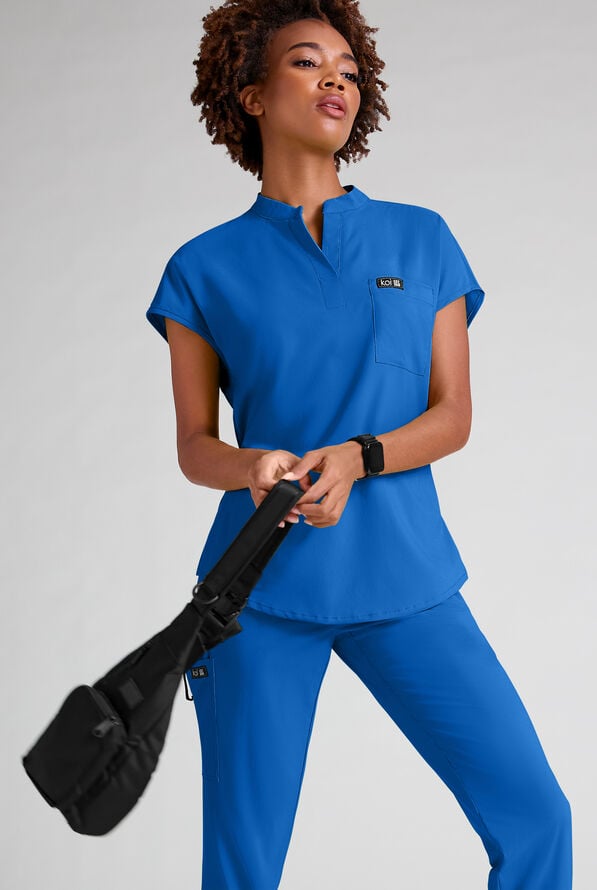 Blusa m&eacute;dica koi Basics Ari STRETCH con cuello mao y 1 bolsillo para mujer exclusiva de UA - Heather Pansy - 3
