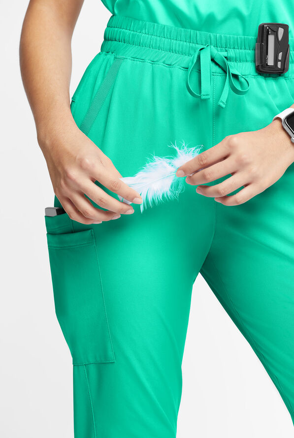 Pantalón médico WhisperLite Calla Petite estilo cargo con pierna fruncida y 6 bolsillos para mujer - Dynasty Green - 4