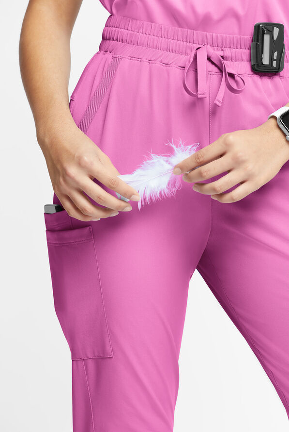 Pantalón médico WhisperLite Calla Petite estilo cargo con pierna fruncida y 6 bolsillos para mujer - Magnesium Pink - 4