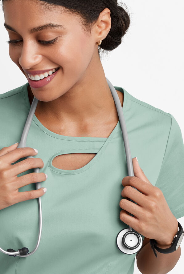 Blusa m&eacute;dica Butter-Soft STRETCH con cuello asim&eacute;trico tipo ojo de cerradura y 2 bolsillos para mujer - Eucalyptus Leaf - 3