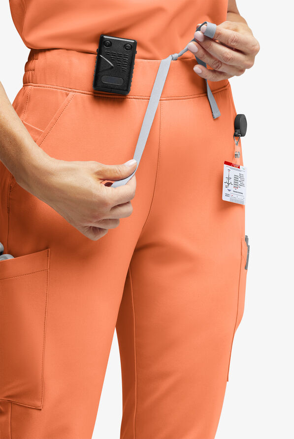 Pantalón médico ReSurge Amber estilo jogger con piernas pitillo y 7 bolsillos para mujer - Coral Haze - 3
