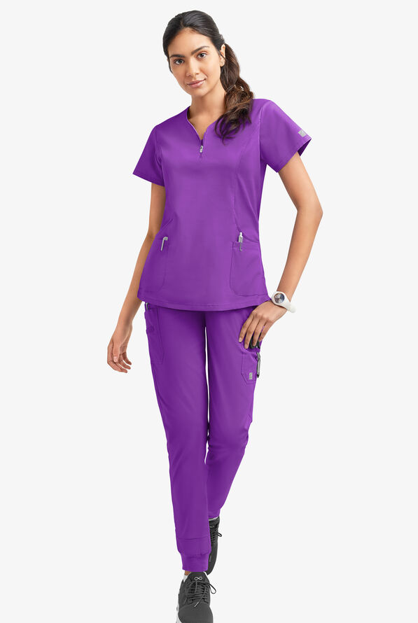 Blusa m&eacute;dica UA Butter-Soft STRETCH con cremallera en el cuello curvo y 4 bolsillos para mujer - Wild Plum - 2