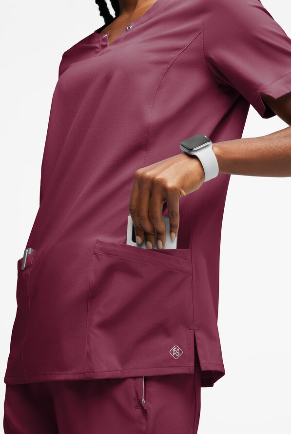 Blusa médica Easy STRETCH Amber con cuello con muesca y 4 bolsillos para mujer - Wine - 2