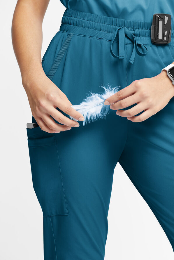 Pantalón médico WhisperLite Calla Petite estilo cargo con pierna fruncida y 6 bolsillos para mujer - Caribbean Blue - 4