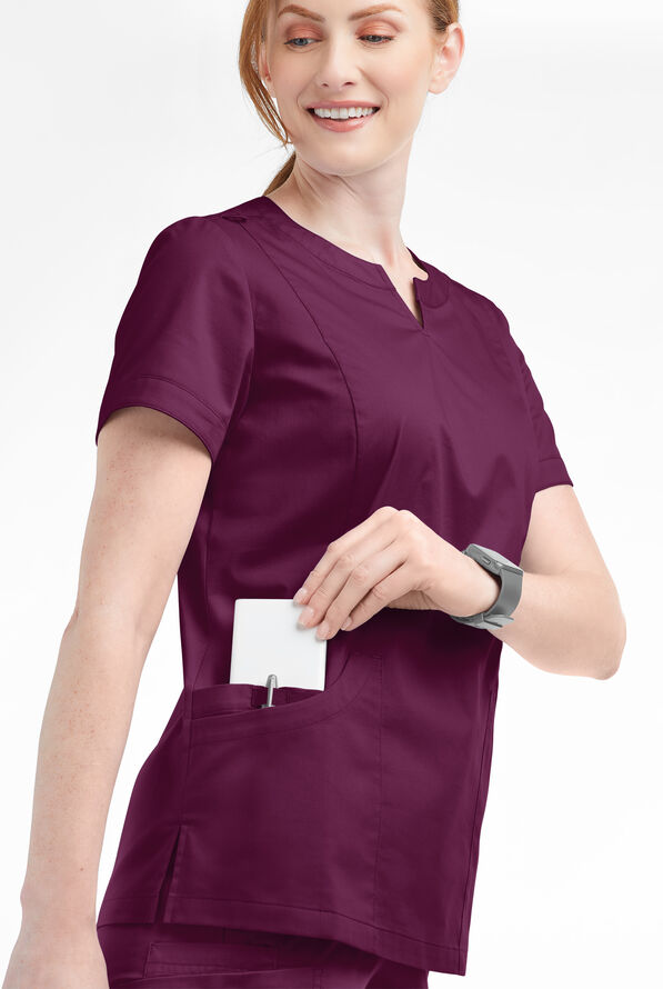 Blusa m&eacute;dica UA Butter-Soft STRETCH con cuello con muesca y 4 bolsillos para mujer - Wine - 4