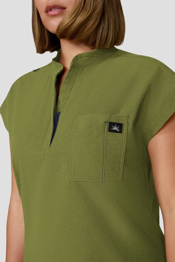 Blusa m&eacute;dica koi Solis Catrin STRETCH con cuello en V con cremallera y tapeta en contraste y 1 bolsillo para mujer - Martini Olive - 4