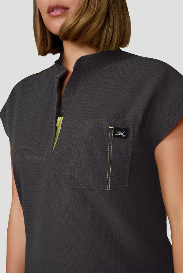 Blusa m&eacute;dica koi Solis Catrin STRETCH con cuello en V con cremallera y tapeta en contraste y 1 bolsillo para mujer - Charcoal - 4