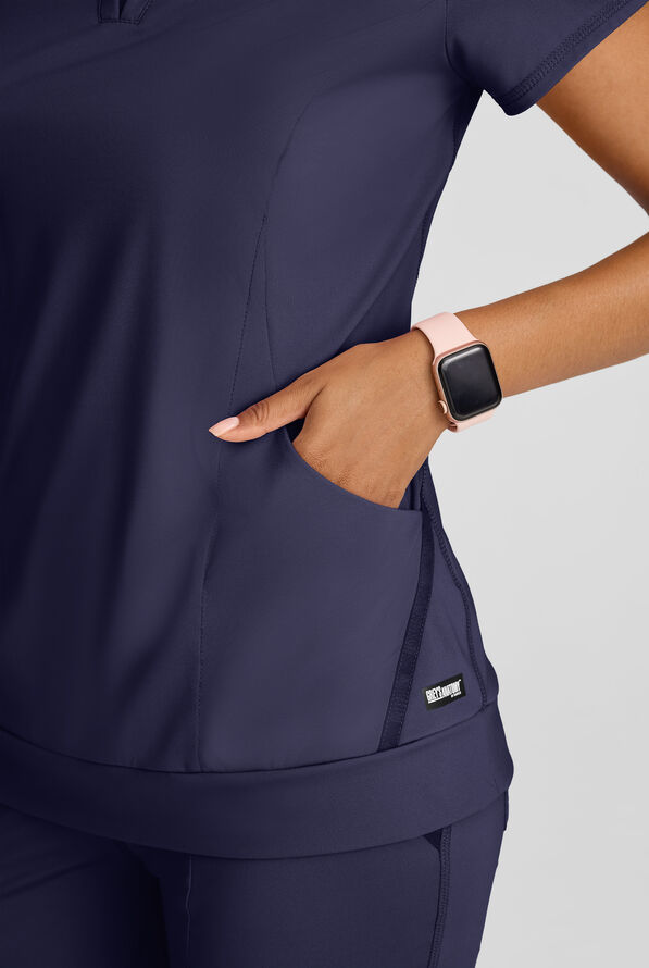 Blusa m&eacute;dica Grey's Anatomy by Barco Spandex Knit Motivate STRETCH con cuello en V y 2 bolsillos para mujer - Indigo - 3