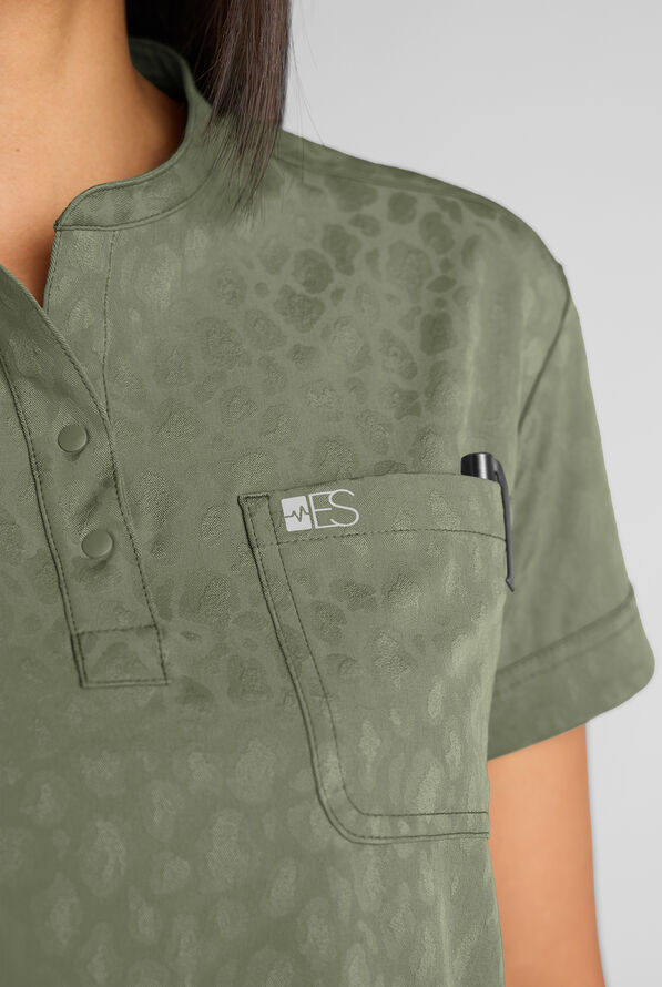 Blusa m&eacute;dica Easy STRETCH Jacquard Bella estilo Henley con 1 bolsillo para mujer - Olive Leaf - 2