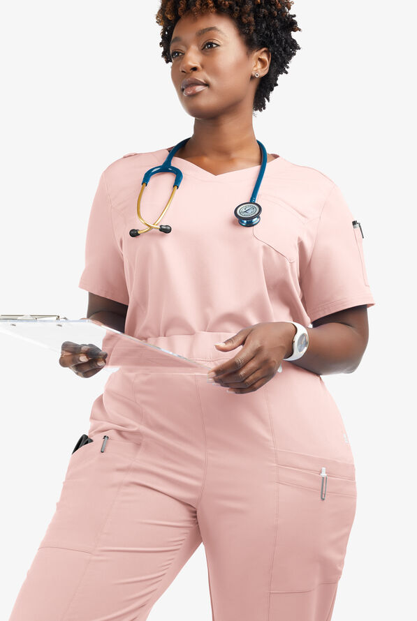 Blusa m&eacute;dica ReSurge by Butter-Soft con cuello en V y 3 bolsillos para mujer **Ligeramente IRREGULAR** - Sweet Pink - 4