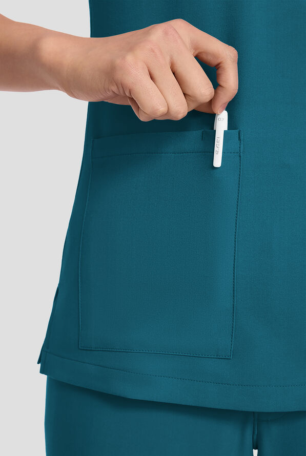 Blusa m&eacute;dica Healing Hands Quest Briana STRETCH con 3 bolsillos y cuello en Y para mujer - Caribbean Blue - 3