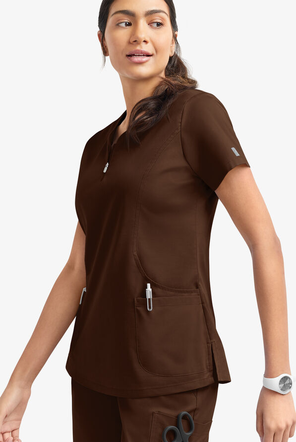 Blusa m&eacute;dica UA Butter-Soft STRETCH con cremallera en el cuello curvo y 4 bolsillos para mujer - Coffee Bean - 3