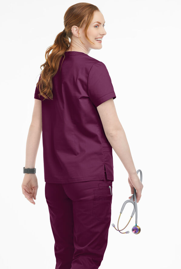 Blusa m&eacute;dica UA Butter-Soft STRETCH con cuello con muesca y 4 bolsillos para mujer - Wine - 3