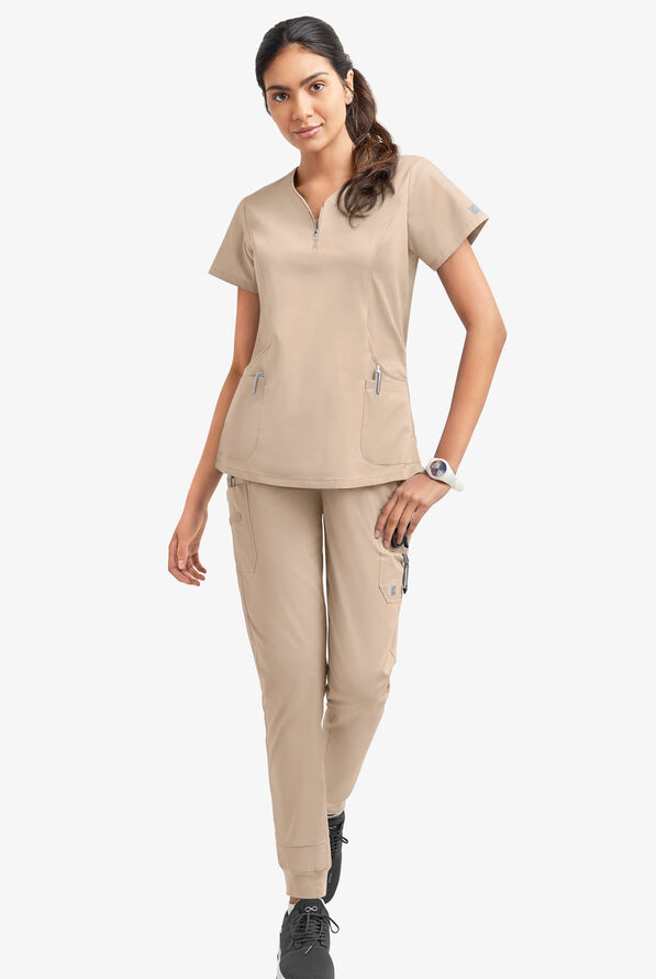 Blusa m&eacute;dica UA Butter-Soft STRETCH con cremallera en el cuello curvo y 4 bolsillos para mujer - Iced Latte - 2
