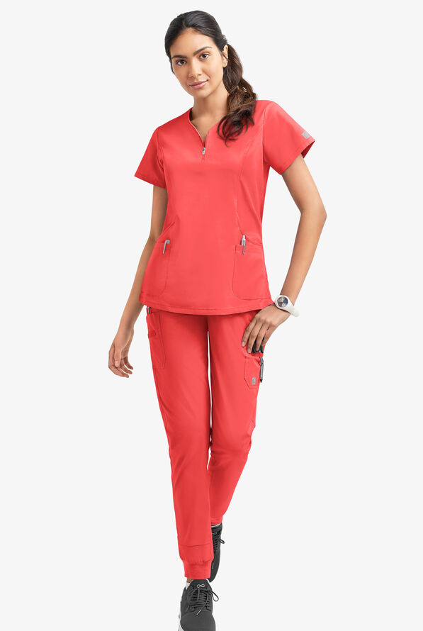Blusa m&eacute;dica UA Butter-Soft STRETCH con cremallera en el cuello curvo y 4 bolsillos para mujer - Radiant Red - 2
