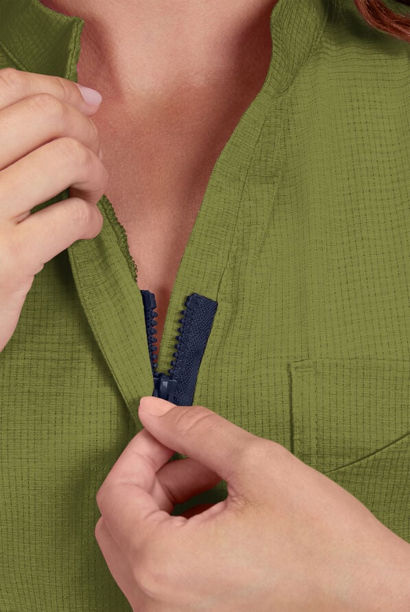 Blusa m&eacute;dica koi Solis Catrin STRETCH con cuello en V con cremallera y tapeta en contraste y 1 bolsillo para mujer - Martini Olive - 5