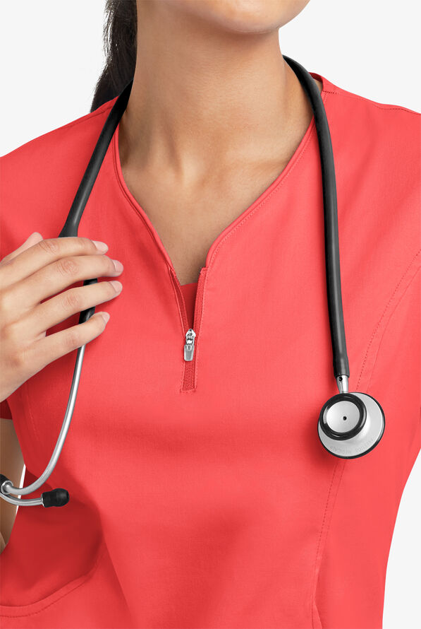 Blusa m&eacute;dica UA Butter-Soft STRETCH con cremallera en el cuello curvo y 4 bolsillos para mujer - Radiant Red - 5