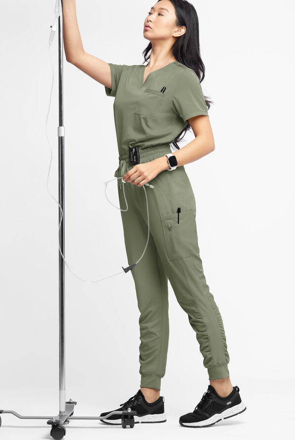Blusa médica WhisperLite Zora Stretch con cuello en V y 2 bolsillos para mujer - Olive Leaf - 3