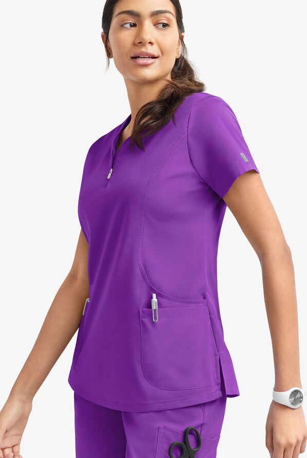 Blusa m&eacute;dica UA Butter-Soft STRETCH con cremallera en el cuello curvo y 4 bolsillos para mujer - Wild Plum - 3