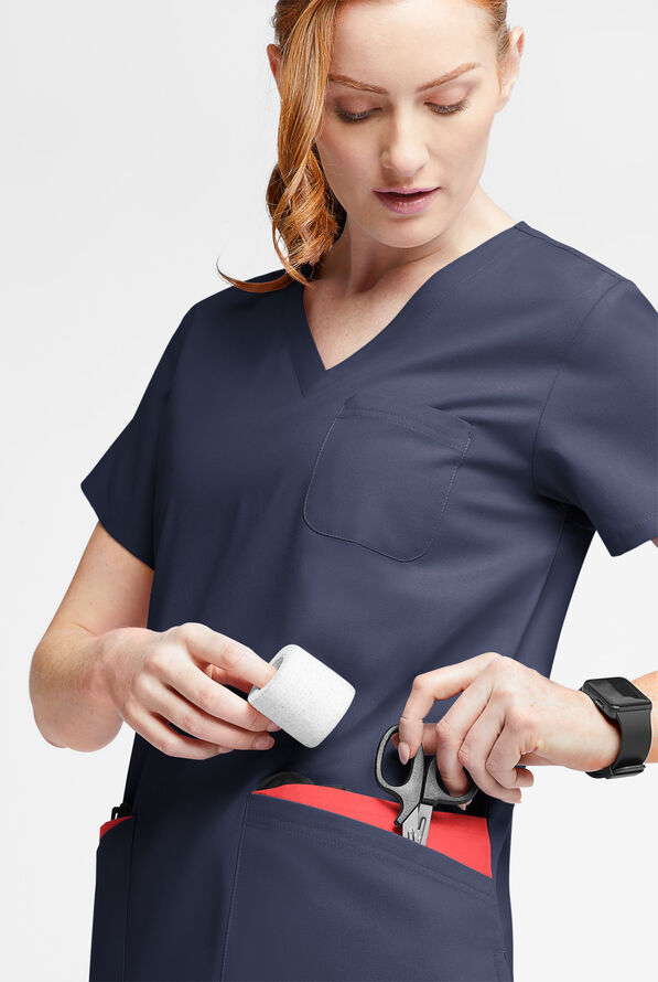 Blusa m&eacute;dica Butter-Soft Originals con cuello en V curvo y 7 bolsillos para mujer - Navy/Radiant Red - 4